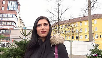 Skutočný Street Casting Vedie K Horúcemu Stretnutiu S Mladým Nemeckým Dievčaťom