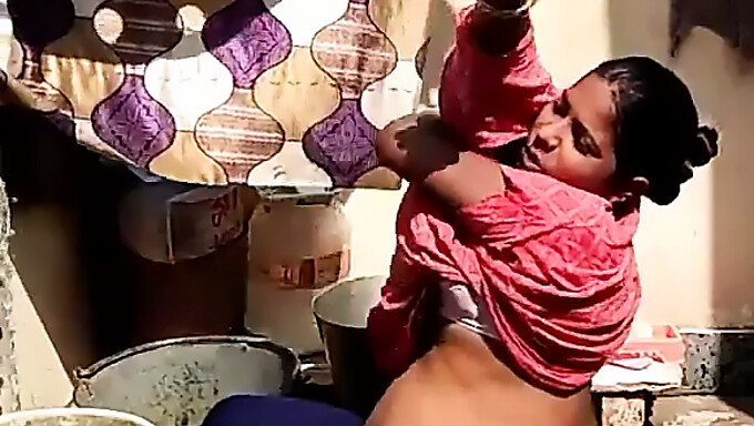 Ibu Dan Anak Perempuan India Mandi Di Alam Semula Jadi Yang Hebat