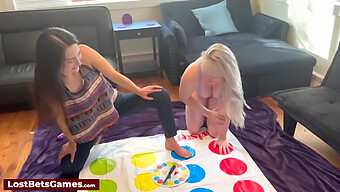 เกม Twister กลายเป็นการเผชิญหน้าทางเพศสําหรับผู้หญิงเปลือยสองคน