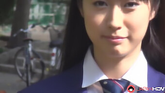 Die Schöne Junge Tomomi Motozawa In Schuluniform Bläst Einem Klassenkameraden Einen.