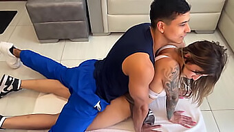 Latina Sensual Es Entrenada Por Un Instructor Musculoso En Una Sesión De Scorching