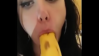 Ragazza Adolescente Fa Un Pompino Sensuale Con Una Banana