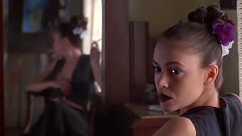 Alyssa Milano Và Lily Trong Một Cảnh Hôn Nhau Đam Mê Từ Poison Ivy 2