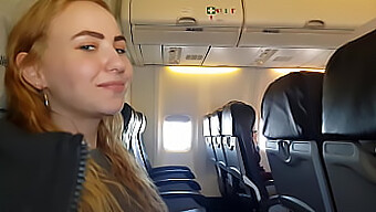 Hübsches Mädchen Gibt Einem Öffentlichen Flugzeug Einen Blowjob Und Handjob In Diesem Hausgemachten Video