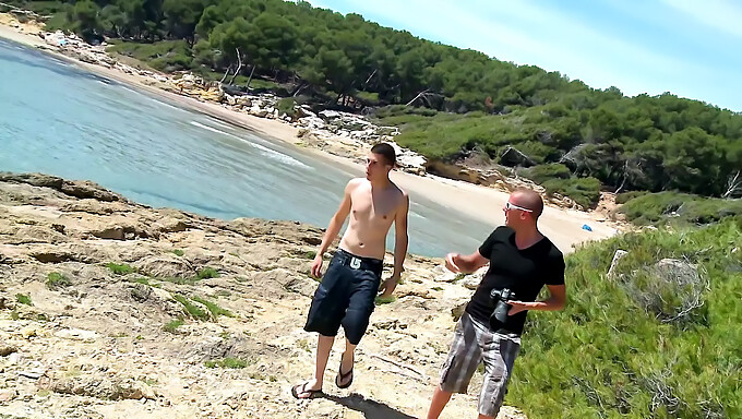 Deux Mecs Excités Ont Un Sexe Intense En Plein Air Sur La Plage