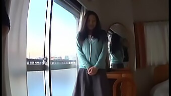 Japansk Milf Fingrer Seg Selv Til Orgasme