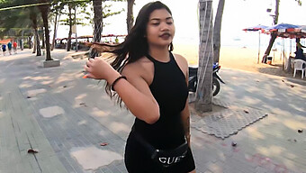 Das Erste Amateur Porno Erlebnis Des Thailändischen Teens Mit Gut Bestücktem Tourist