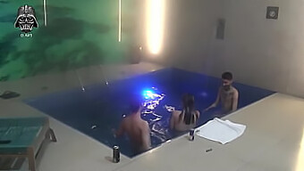 Threesome Berani Dengan Teman-Teman Di Kolam Motel Berlanjut