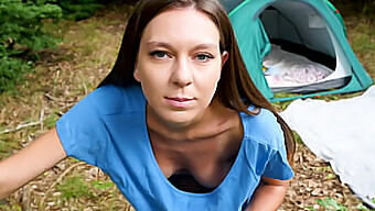 Teenagerka S Veľkými Prsiami V Outdoorovom Videu Zblízka