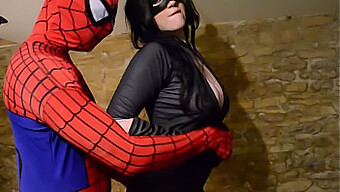 Busty Forfører I Catwoman-Kostume Hengiver Sig Til Passioneret Møde Med Spiderman