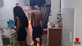 Marido Y Esposa Disfrutan De Sexo Caliente En La Cocina