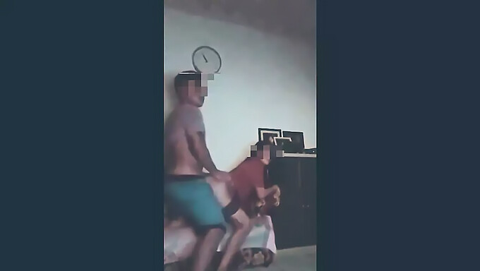 Encontro Apaixonado Com Uma Jovem Sozinha Em Casa. Você Não Vai Querer Perder Essa Cena Quente E Picante!