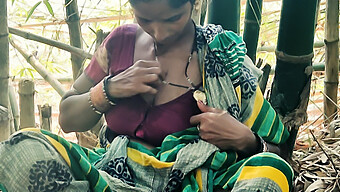 Encuentro Sensual Al Aire Libre De Una Ama De Casa India Con Dedos Y Una Paja