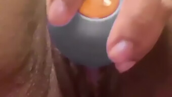 Close-Up Intenso De Uma Garota Se Masturbando Com Uma Bomba De Buceta E Um Dildo