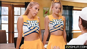 L'Incontro Caldo Del Team Di Cheerleader Con Il Loro Allenatore