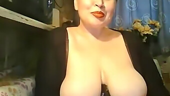 Mamans À Gros Seins Séduisent Avec Leurs Atouts En Webcam