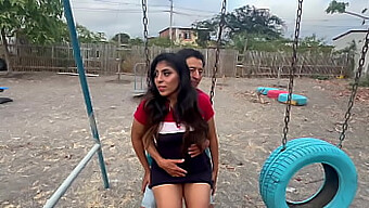 Sexcapade En Un Parque Público Con Mi Novia Libertina Y Un Extraño Lujurioso.