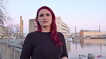 Melina, Uma Estudante Universitária Ruiva E Fogosa, Se Envolve Em Uma Discussão Aberta Sobre Sexo Por Remuneração De Teste De Rua.