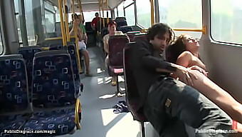 Sexe Public Dans Un Bus De La Ville Avec Une Petite Femme Européenne