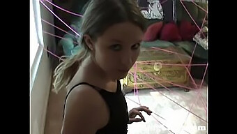 Une Adorable Étudiante De 18 Ans Se Caresse Et Se Stimule Avec Un Gode Sur Darlingcams.Com