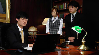 Amadora Japonesa Fica Safada Em Um Trio Hardcore No Trabalho