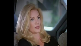 Shannon Tweed Joacă Într-Un Film Softcore Cu Actrița Blondă Dawn